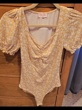 NWOT Pink Lily Yellow Floral Puff-Sleeve Bodysuit with Ruched V-Neck, Women's M